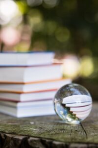 Bücherturm, der sich in einem Lensball spiegelt