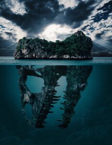 Eine Insel ist wie der Schädel eines Tyrannosaurus Rex geformt, wobei der vordere Teil unter Wasser ist. Story Structure sorgt in einer Geschichte für Spannung.