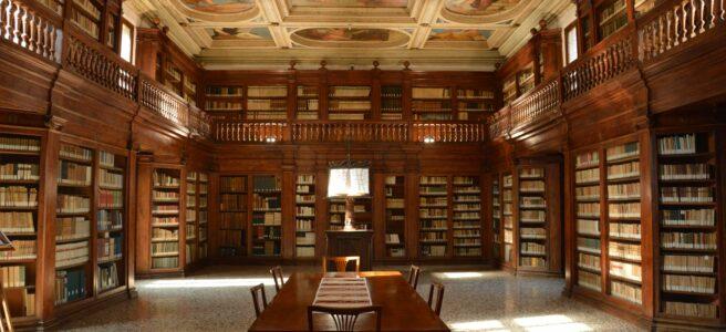 Historische Bibliothek mit alten Büchern
