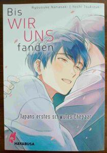 Cover des Mangas "Bis wir uns fanden. Japans erstes schwules Ehepaar", das zwei sich umarmende Männer zeigt.