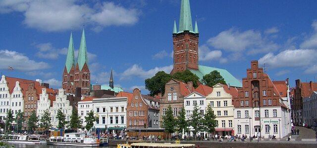 Blick über die Trave auf die Lübecker Altstadt