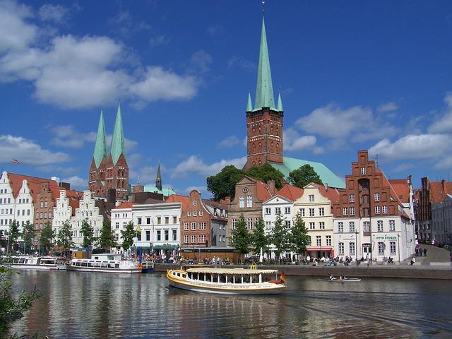 Blick über die Trave auf die Lübecker Altstadt