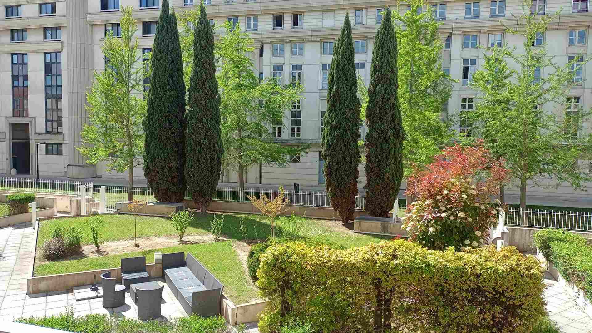 Blick auf einen kleinen Innenhof mit Garten in Montpellier