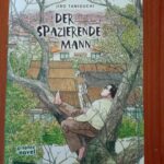 Cover von Jirō Taniguchis "Der spazierende Mann". Ein Mann sitzt in einer Astgabel und schaut in den Himmel. Im Hintergrund eine japanische Kleinstadt.