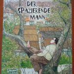 Cover von Jirō Taniguchis "Der spazierende Mann". Ein Mann sitzt in einer Astgabel und schaut in den Himmel. Im Hintergrund eine japanische Kleinstadt.