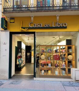 Schaufenster und Eingang der Buchhandlung Casa del Libro in Málaga.