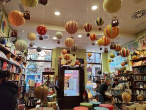 Die Buchhandlung Mapas y Compania ist mit vielen Globen und von der Decke hängenden Heißluftballons dekoriert