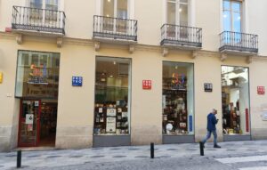 Schaufenster und Eingang der Buchhandlung Proteo Prometeo in Málaga