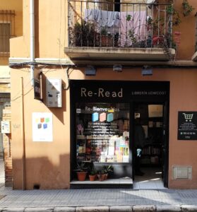 Schaufenster und Eingang der Second-Hand-Buchhandlung Re-Read in Málaga