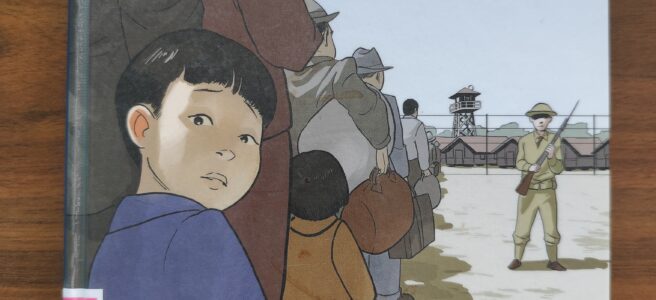 Cover der Graphic Novel "They calles us enemy" von George Takei: Eine Schlange von Menschen steht vor einem Lager, ein Soldat bewacht sie. Der fünfjährige George dreht sich zum Betrachter um.