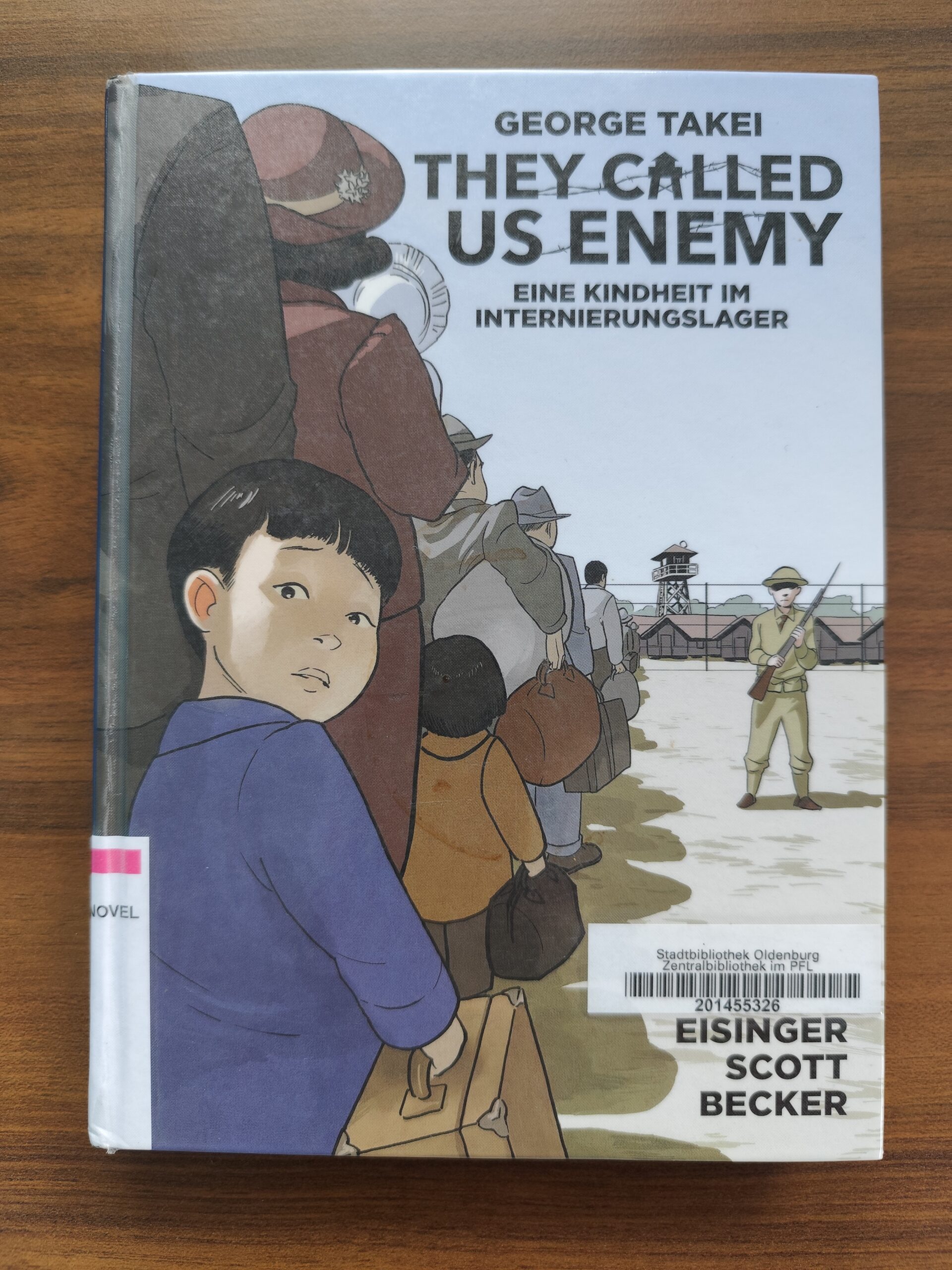 Cover der Graphic Novel "They calles us enemy" von George Takei: Eine Schlange von Menschen steht vor einem Lager, ein Soldat bewacht sie. Der fünfjährige George dreht sich zum Betrachter um.