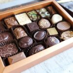 Eine Schachtel mit Schokoladenpralinen