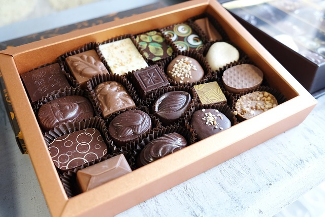 Eine Schachtel mit Schokoladenpralinen