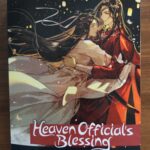 Cover von Heaven Official's Blessing Band 6. Xie Lian umarmt Hua Cheng.