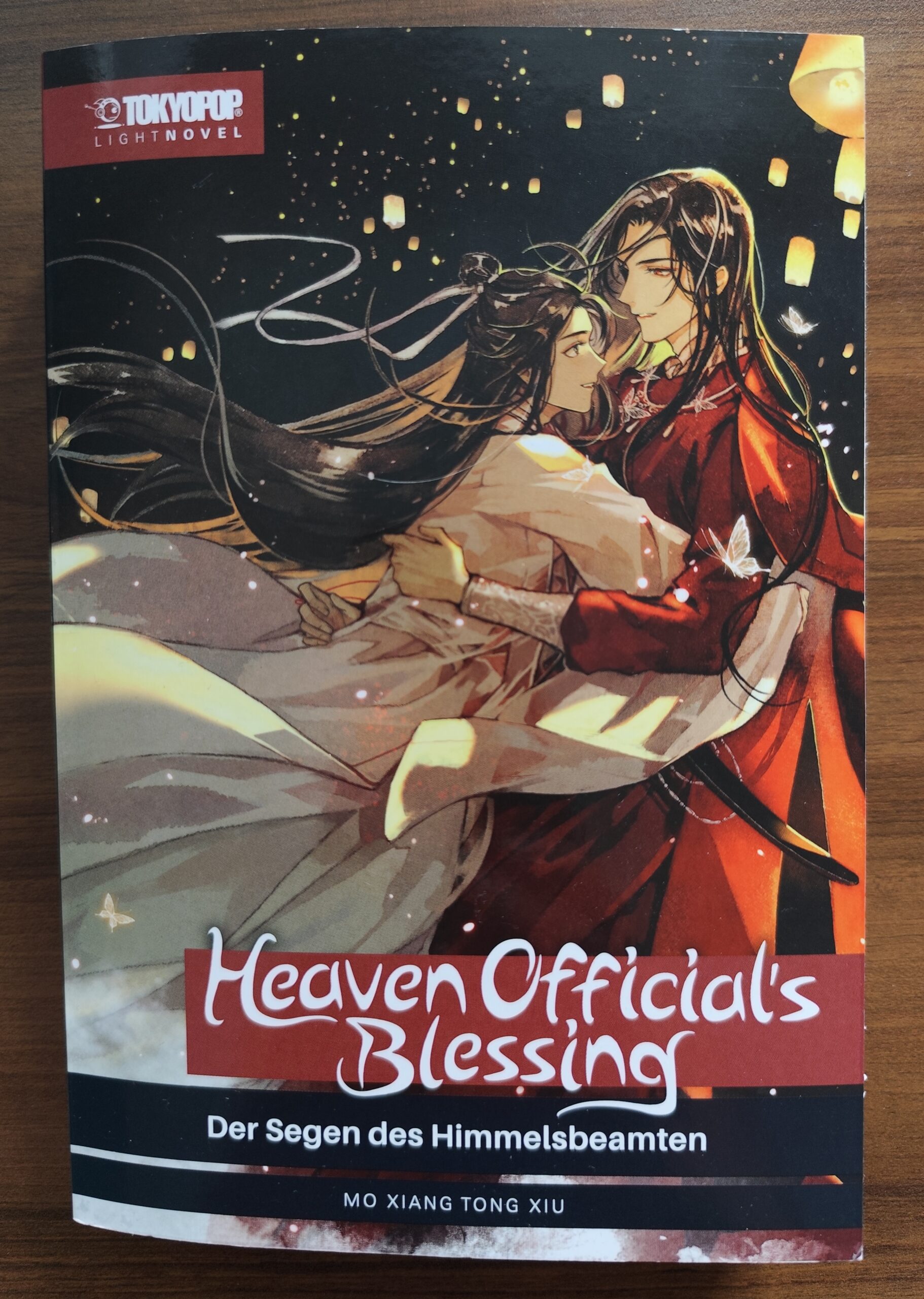 Cover von Heaven Official's Blessing Band 6. Xie Lian umarmt Hua Cheng.