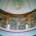 Alte Bibliothek mit Stuckdecke und marmornen Säulen.