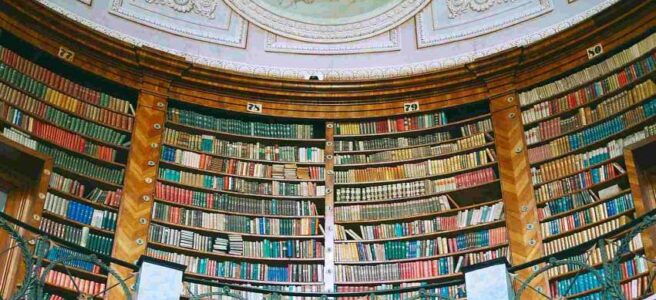 Alte Bibliothek mit Stuckdecke und marmornen Säulen.