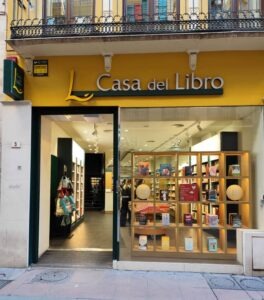 Schaufenster und Eingang der Buchhandlung Casa del Libro in Málaga.