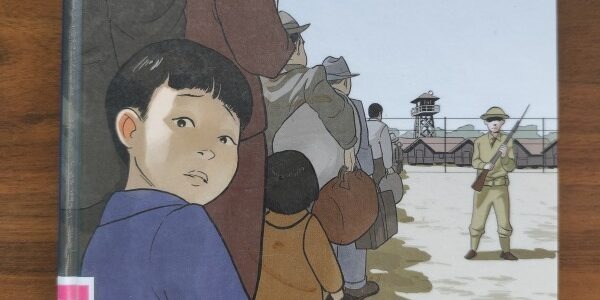 Cover der Graphic Novel "They called us enemy" von George Takei: Eine Schlange von Menschen steht vor einem Lager, ein Soldat bewacht sie. Der fünfjährige George dreht sich zum Betrachter um.