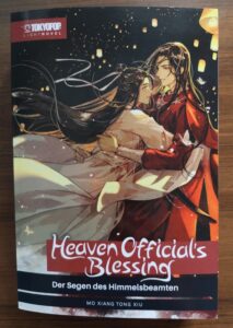 Cover von Heaven Official's Blessing Band 6. Xie Lian umarmt Hua Cheng.