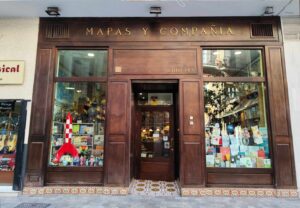 Schaufenster und Eingang der Buchhandlung Mapas y Compañía in Málaga.