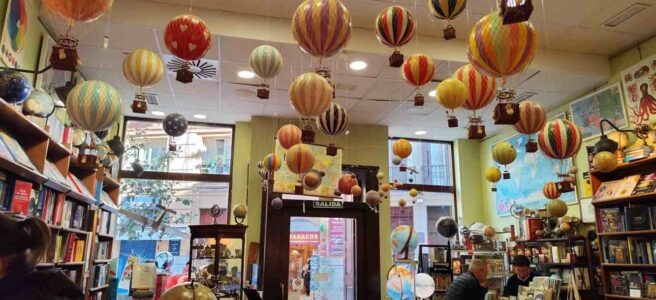 Die Buchhandlung Mapas y Compania ist mit vielen Globen und von der Decke hängenden Heißluftballons dekoriert.