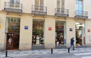 Schaufenster und Eingang der Buchhandlung Proteo Prometeo in Málaga.
