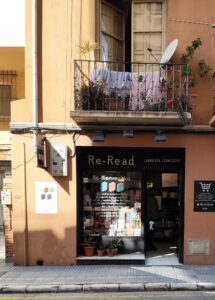 Schaufenster und Eingang der Second-Hand-Buchhandlung Re-Read in Málaga.