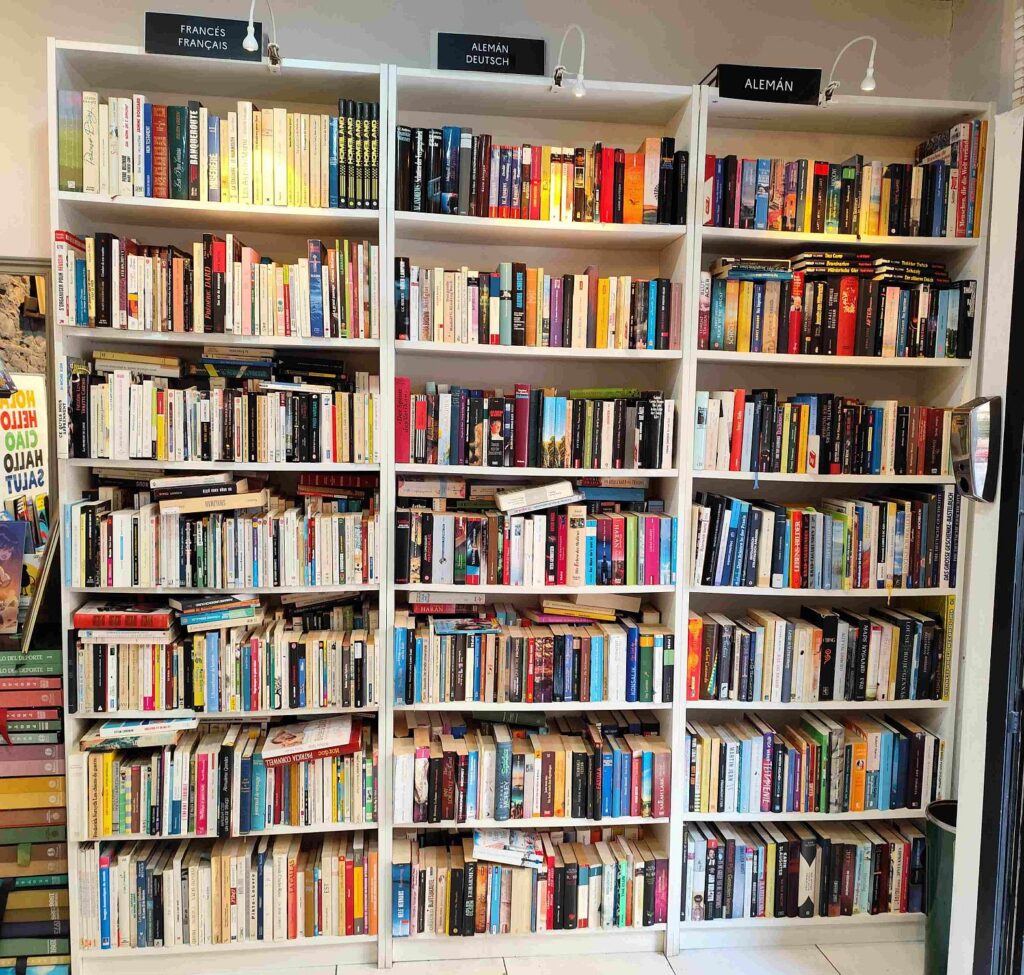 Die Regale mit französischen und deutschen Büchern in der Second-Hand-Buchhandlung Re-Read in Málaga